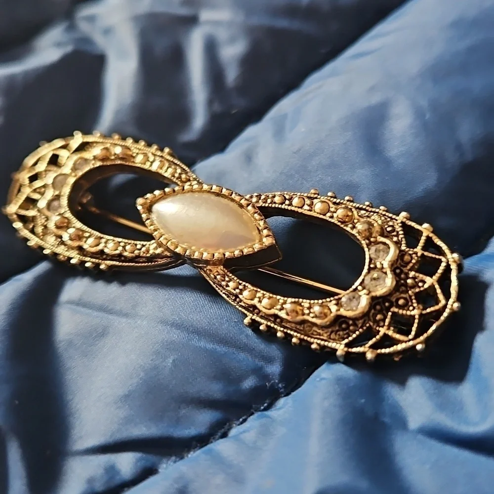 Elegant Gold and Pearl Brooch